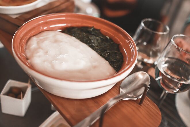 Funje de mistura (mandioca e milho feito sem sal) e "kizaca" de espinafres do Restaurante Espelho d’Água