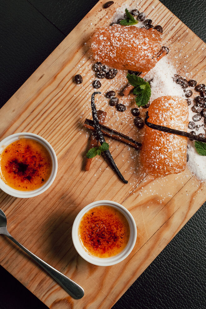 Duo de leite-creme queimado do Restaurante Espelho d’Água