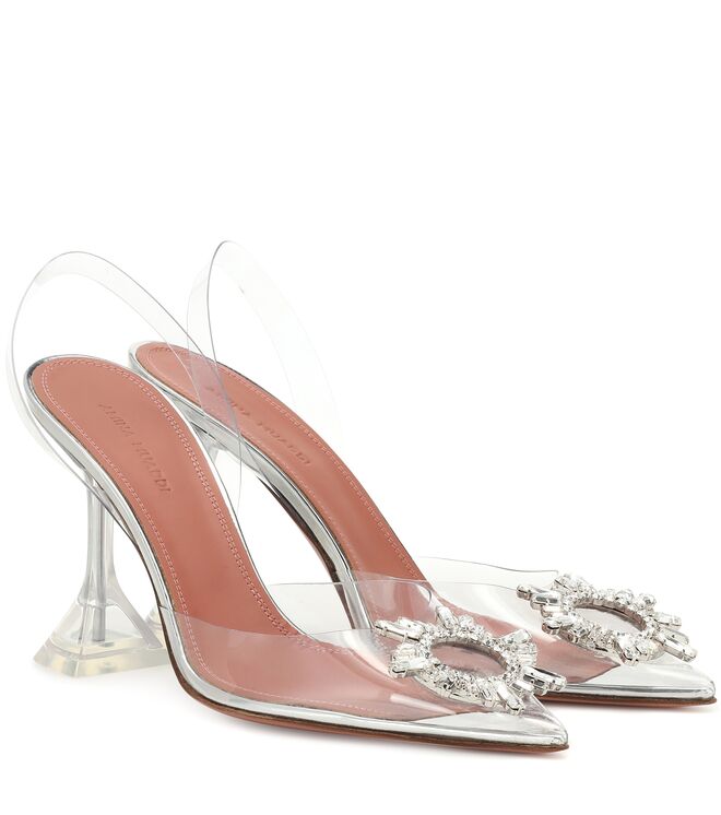 Scarpins, €740, Amina Muaddi, em www.mytheresa.com