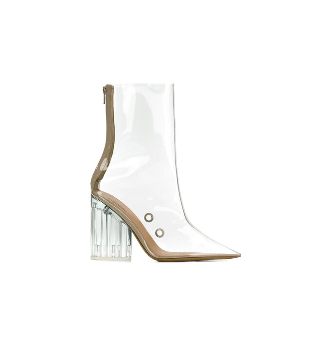 Botas, €896, Yeezy, em www.farfetch.com