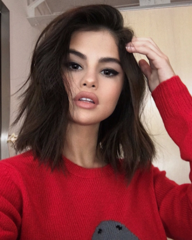 Em 2017, o maquilhador de Selena Gomez publicou esta selfie da cantora nas redes sociais. Do nosso lado esquerdo, conseguimos ver que a curva da porta foi alterada, provavelmente para dar mais volume ao seu cabelo. 