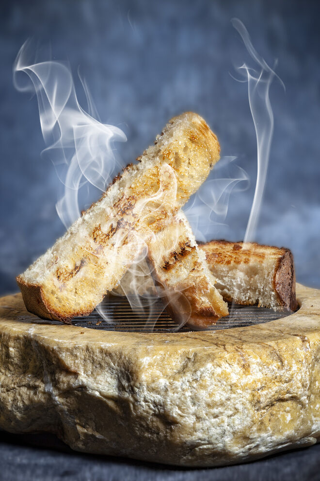 O couvert: pão torrado na grelha pincelado com lardo fumado