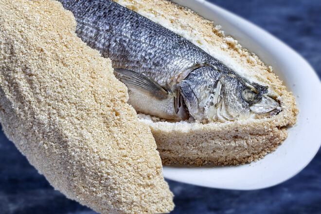 Robalo ao sal com algas servido com uma salada de batata, feijão verde, ovo e ervas finas