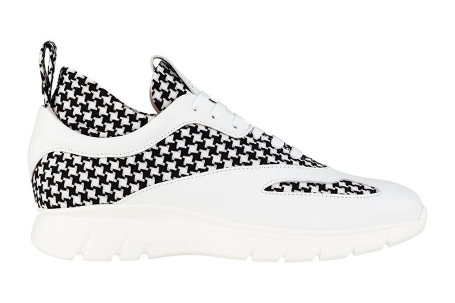 TÉNIS | Ténis Walk like a girl, €285, Josefinas Portugal, em www. josefinas.com