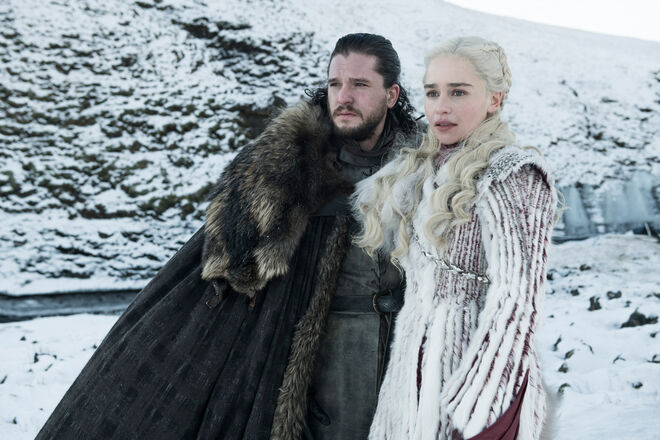 Kit Harington como Jon Snow e Emilia Clarke como Daenerys Targaryen