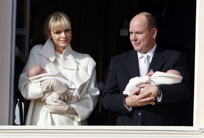 O Rei do Mónaco, Alberto II e a Rainha Charlene, e os príncipes Jacques e Gabriela, em 2014