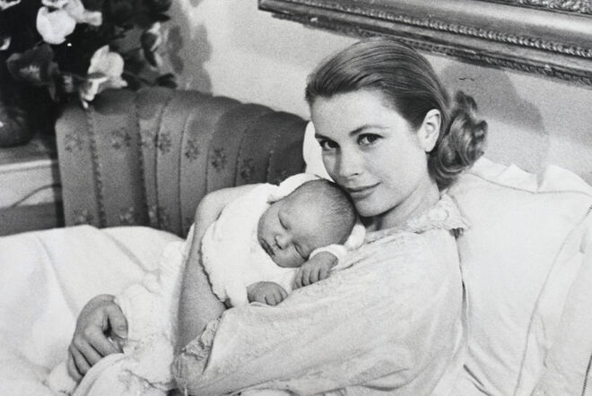 A sua Alteza Real Grace Kelly com o filho, o príncipe Alberto do Mónaco, em 1958