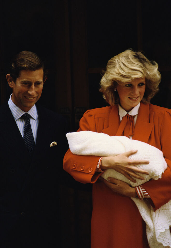 Príncipe Carlos com a princesa Diana com o segundo filho, o príncipe Harry, em 1984