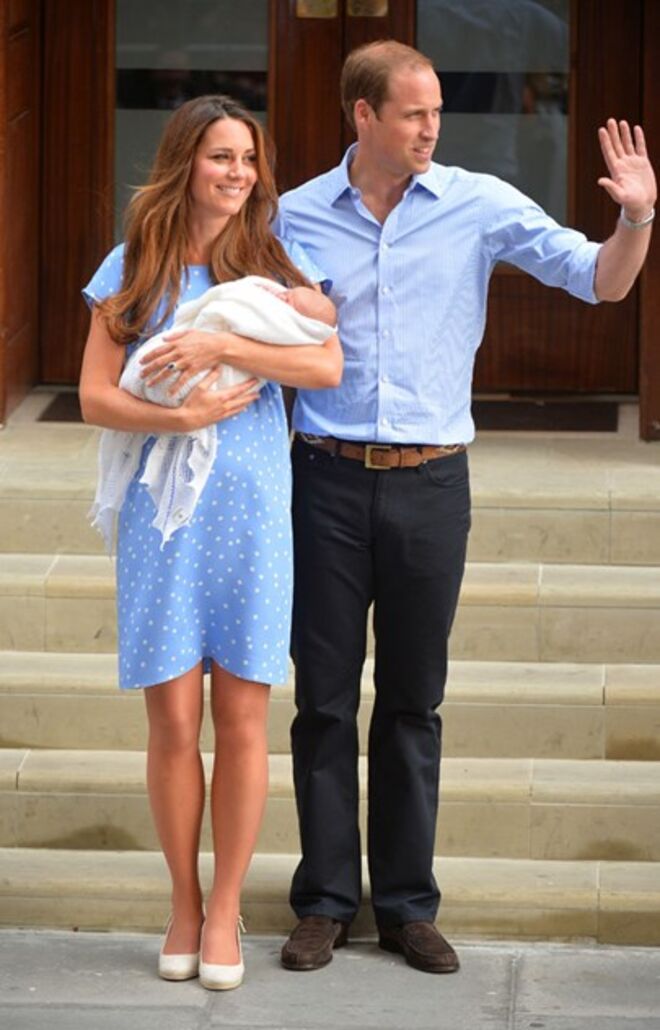 Os duques de Cambridge, William e Kate, com o príncipe George, em 2013