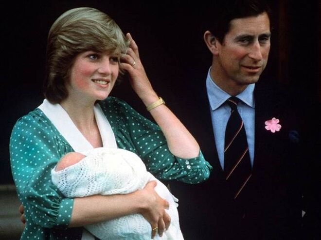 Princesa Diana e o príncipe Carlos com o filho, o príncipe William, em 1982