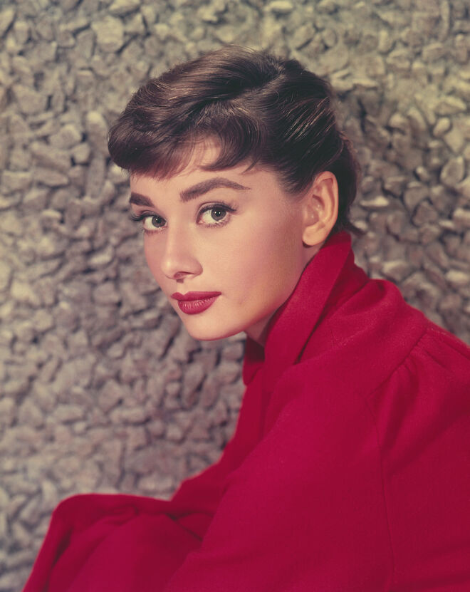 9 - Atenção ao batom: nos anos 50, os lábios grossos estavam na moda, e Hepburn desenhava para lá da sua linha natural para obter um desenho mais grosso. Atualmente, quase todos os kits de batons vêm acompanhados de um lápis para contornar os lábios, que ajudam a atingir a perfeição de Audrey