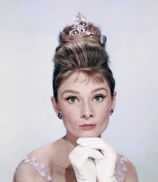 8 - Sobrancelhas: mesmo antes da tendência de ter sobrancelhas mais grossas, Audrey foi uma impulsionadora deste look, preenchendo-as e definindo o tão característico arco que a tornava ainda mais bonita