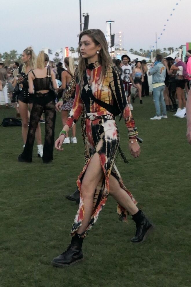 A modelo Gigi Hadid passeia no festival com um vestido da Mango