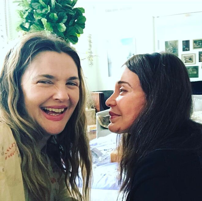 Drew Barrymore e a mãe, Jaid Barrymore: a atriz ficou conhecida com apenas sete anos depois do seu papel em E.T O Extraterrestre, de Steven Spielberg, A mãe abusou várias vezes da fama da filha e com apenas 11 anos Drew já consumia drogas e álcool. Aos 14, a atriz foi hospitalizada por se ter tentado suicidar. Sem relação com o pai, a atriz emancipou-se com apenas 14 anos, mas no ano passado publicou nas redes sociais uma fotografia com a mãe, agora com 72 anos com a descrição: “Orgulhosa. Eu e a minha mãe. No Dia da Mãe!”