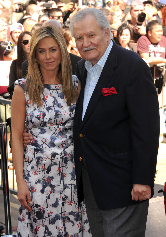 Jennifer Aniston e os pais, John Aniston e Nancy Dow: filha de um ator grego e de uma atriz norte-americana, Aniston tornou-se numa das meninas de ouro de Hollywood, mas a sua infância não foi assim tão fácil. O pai deixou Jennifer e a mãe e as suas vidas mudaram drasticamente. A atriz contou mais tarde que a família passou por várias dificuldades financeiras e que não tinha uma boa relação com a mãe