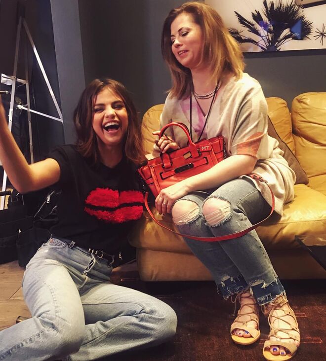 Selena Gomez e a mãe, Mandy Teefey : em 2014, a cantora despediu a mãe, que era sua assistente pessoal. Por causa da relação entre Justin Bieber e Selena, Mandy foi-se afastando da filha. Depois de não falarem durante um ano, voltaram a juntar-se para produzir a séria da Netflix 13 Reasons Why. Teefey chegou a publicar dois posts no Instagram sobre a vida pessoal da filha e a condenar a sua participação no filme A Rainy day in New York, dirigido por Woody Allen, na época do #MeToo. Em 2018, e devido às complicações de saúde de Selena (que incluiram um transplante de rim) mãe e filha voltaram a aproximar-se