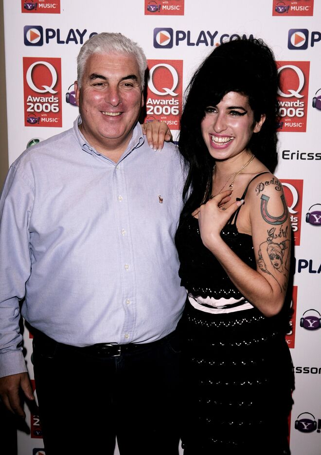 Amy Winehouse e o pai, Mitch Winehouse: com apenas nove anos de idade, o pai da cantora deixou a família e marcou para sempre a vida de Amy, que começou a beber desde a adolescência. Após uma overdose em 2007, os amigos da cantora pediram a Mitch para lhe tirar o passaporte, mas este recusou porque Amy tinha que começar uma tour nos Estados Unidos. Mesmo quando os vícios da cantora se tornaram cada vez mais evidentes, o  pai recusou-se a interná-la numa clinica de reabilitação afirmando que estava bem - tema que deu origem ao tema 'Rehab'