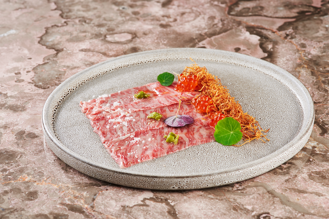 carpaccio misto de peixes, salada, molho tailandês e raspas de fígado de tamboril (€9)