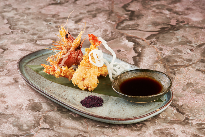 Tempura de camarão com amêndoas laminadas, furikake e molho ponzu (€10)