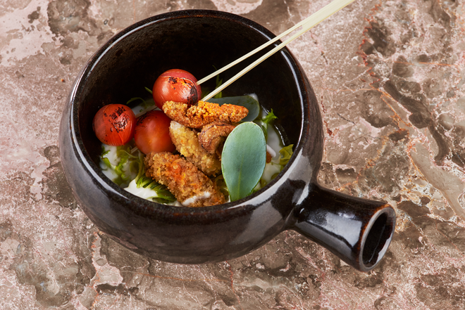 Ceviche de ouriço-do-mar frito ao vapor, leite trigo e leite de coco (€10)