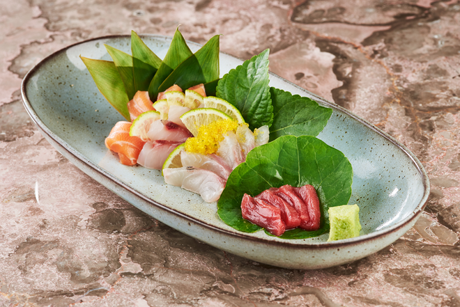 Variedades de sashimi, do salmão ao peixe branco, passando pelo atum.