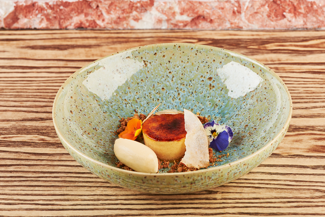 Brulée de amêndoa com gelado de figo, salmão fumado, espuma de moscatel e pêra desidratada (€5,50) 