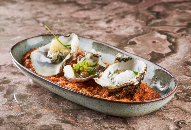 Trio de ostras: granité de maçã e espuma de ostra, pérola de yuzu e pinhão, espuma de molho de soja e segmento de lima (€10)