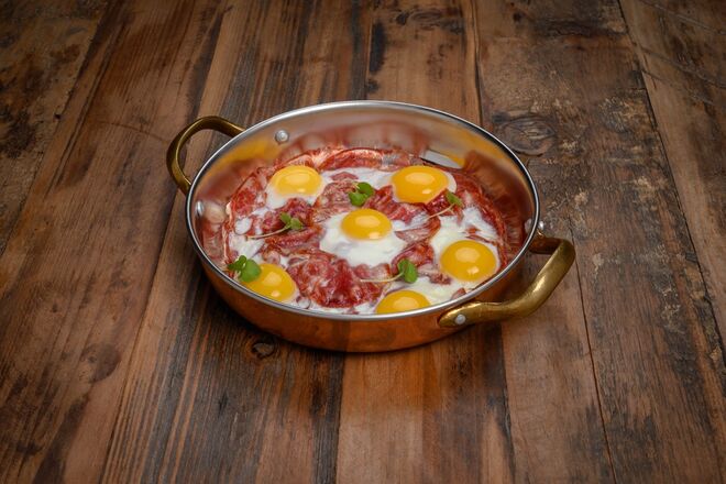 Visitar o novo restaurante do chef António Nobre, o Degust’AR: paio de porco ibérico bolota na frigideira com ovos de codorniz