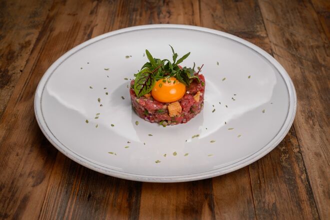 Visitar o novo restaurante do chef António Nobre, o Degust’AR: tártaro de novilho mertolengo