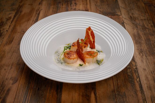 Visitar o novo restaurante do chef António Nobre, o Degust’AR: vieiras com batata, coentros e presunto ibérico