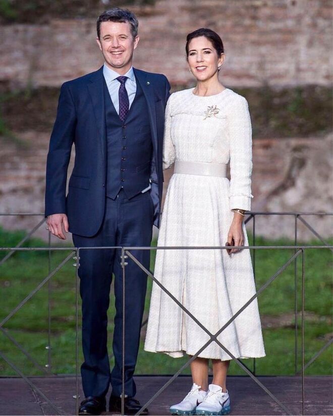 A princesa Mary da Dinamarca quebrou protocolo para usar estes ténis da Nike, durante a sua visita oficial a Roma, a 7 de novembro de 2018