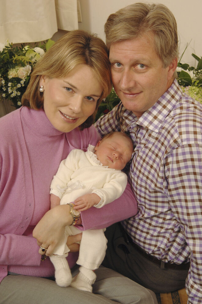 Os príncipes da Bélgica, o príncipe Philippe e a princesa Mathilde com o filho, o príncipe Emmanuel, em 2005