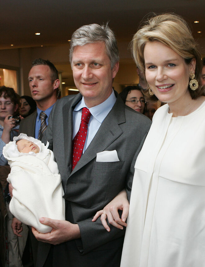 Os príncipes da Bélgica, o príncipe Philippe e a princesa Mathilde no batizado da filha, a princesa Eleonore, em 2008