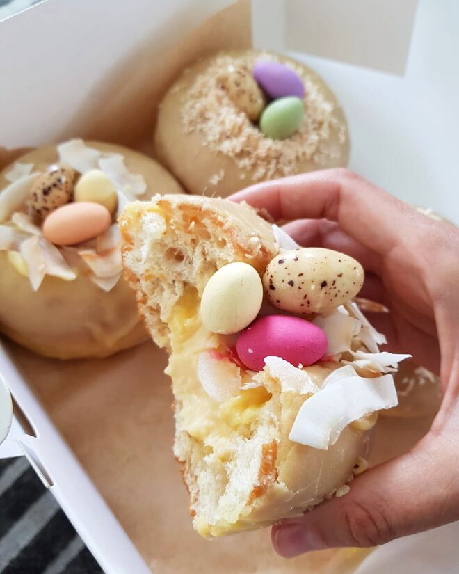 Donut Happynest (massa de brioche fermentada por 24 horas, glacê de manga, recheio de creme de baunilha, coco tostado e ovinhos de amêndoas por cima), Crush Doughnuts, no Ground Burger, em Lisboa