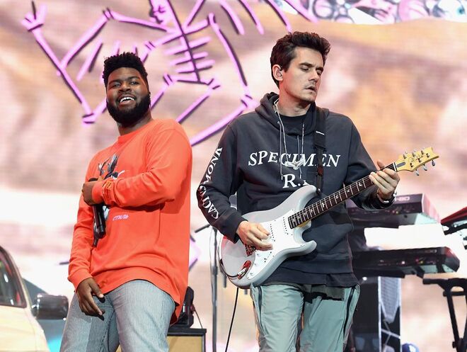 John Mayer junta-se a Khalid no palco do Coachella