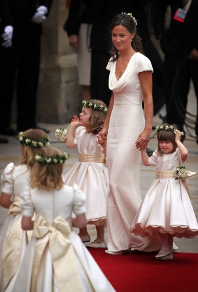 Pippa Middleton com as meninas das alianças