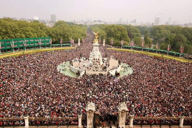 A população parou em frente do Palácio de Buckingham para ver o casamento real