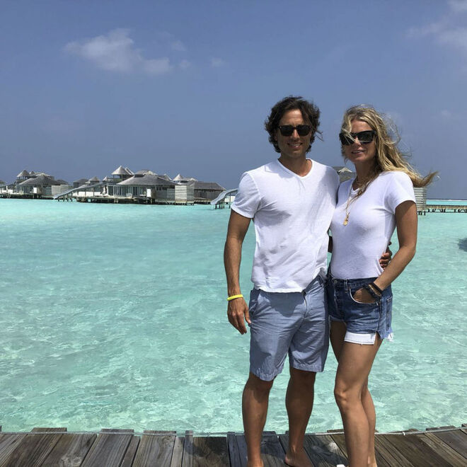 Gwyneth Palthrow e Brad Falchuk | O casal casou-se numa pequena e íntima cerimónia em setembro de 2018, e escolheu um resort exclusivo nas Maldivas para passar a sua lua de mel, que inclui também levarem os seus filhos