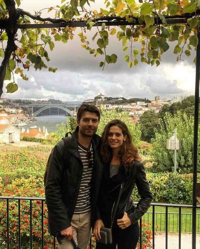 Lyndsy Fonseca e Noah Bean | As estrelas casaram-se no dia 2 de outubro de 2016, e passaram a sua lua de mel no Porto, visto que Lyndsy tem descendência Portuguesa