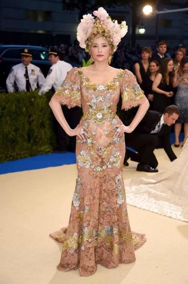 Haley Bennett em Dolce & Gabbana no Met Gala 2017