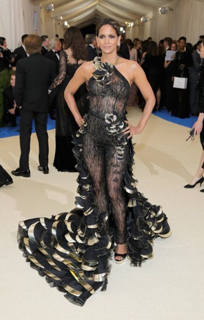 Halle Berry em Atelier Versace no Met Gala 2017