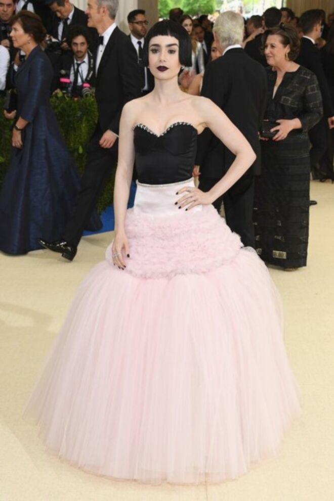 Lily Collins em Giambattista Valli no Met Gala 2017