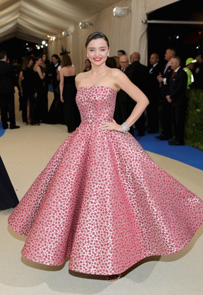 Miranda Kerr em Oscar de la Renta no Met Gala 2017