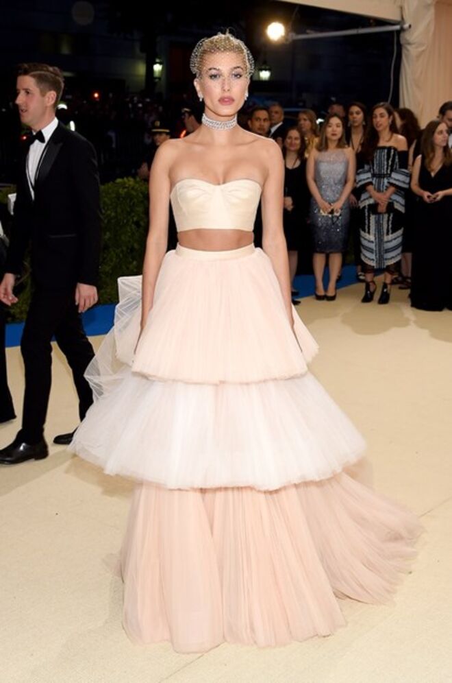 Hailey Baldwin em Carolina Herrera no Met Gala 2017