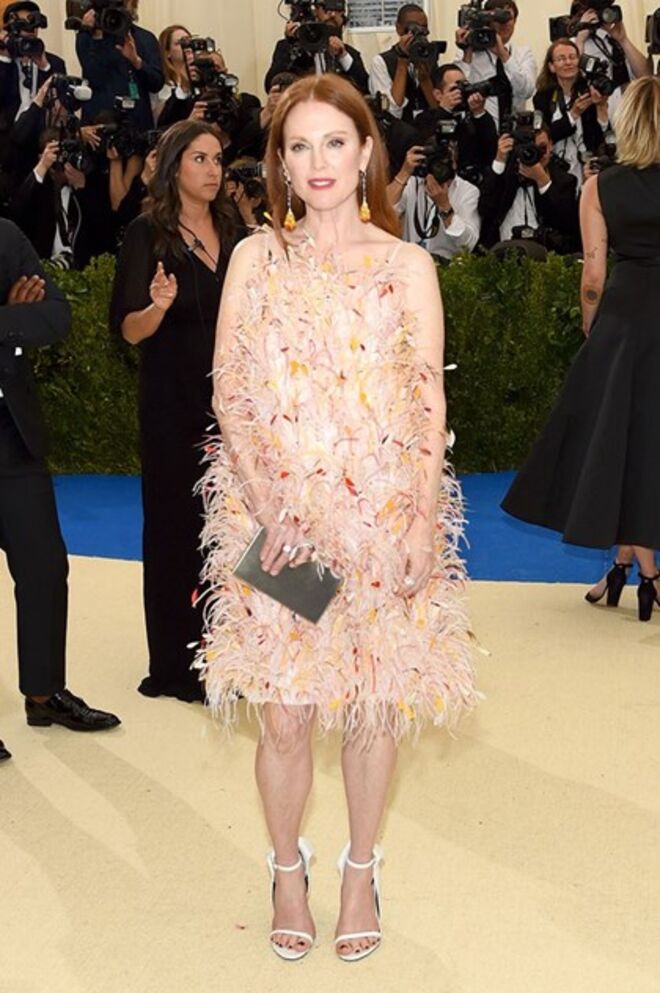 Julianne Moore em Calvin Klein no Met Gala 2017