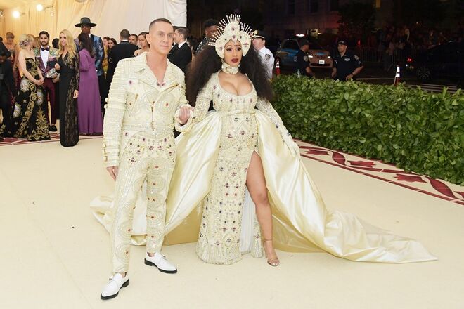 Jeremy Scott e Cardi B, em Moschino by Jeremy Scott no Met Gala 2018