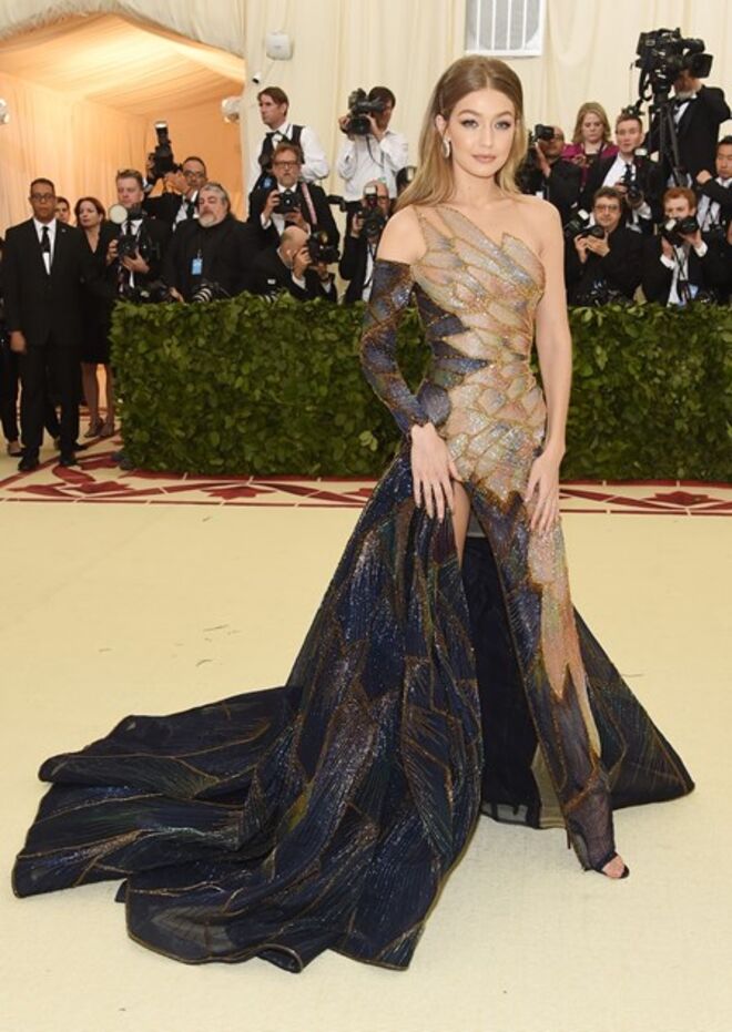 Gigi Hadid em Atelier Versace no Met Gala 2018