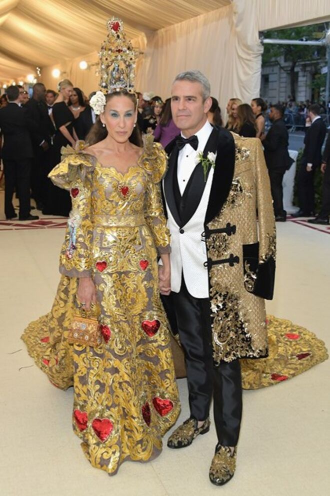 Sarah Jessica Parker e Andy Cohen, em Dolce & Gabbana no Met Gala 2018