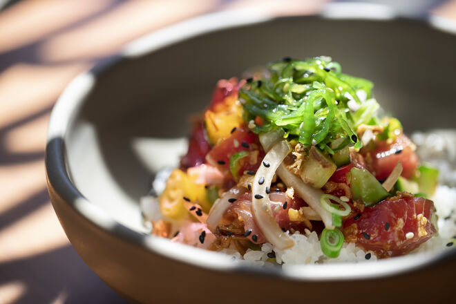 Poke Big Fish, com atum Yellowfin, kyuri, cebola doce, cebolo, alga wakame, molho havaiano e cebola crocante