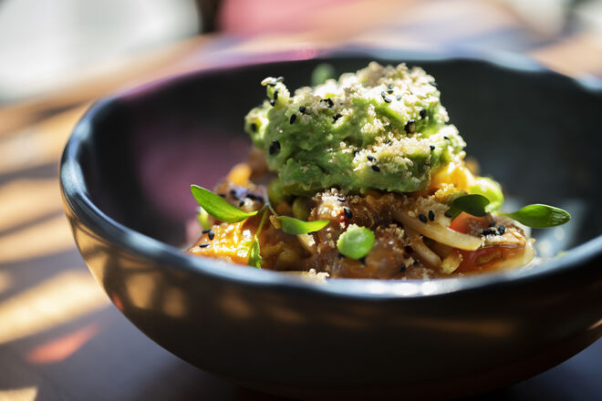 Poke Blue Ocean, com cavala, edamame, abacate, cebola roxa, muxama, molho Sweet Chili e cebola crocante